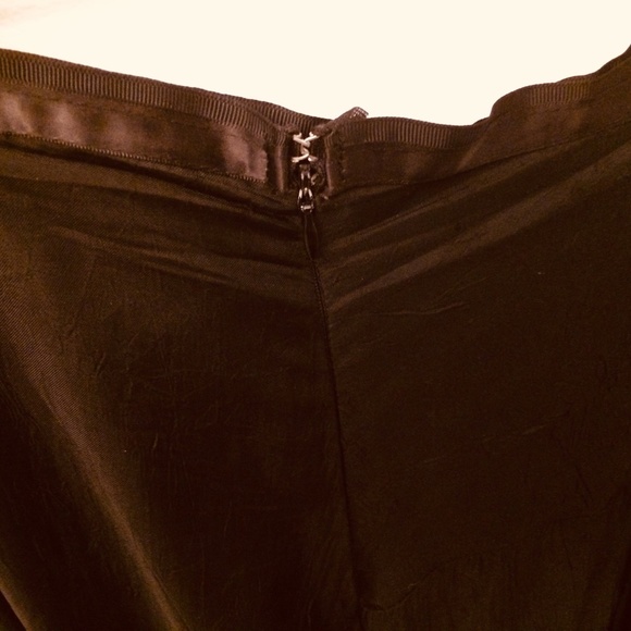 A beautifully enchanting, Le Chateau black asymmetrical skirt size 1/2 - Picture 3 of 6